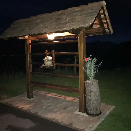 Tourist Farm Artisek Farmház *